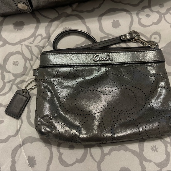 Coach purse  and matching wrislet used like new without tags no defects - Picture 6 of 11